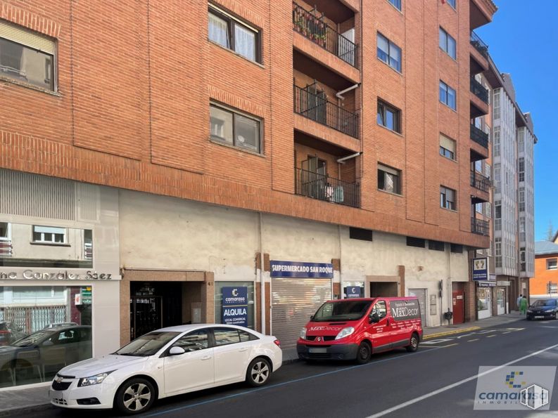 Local en alquiler en Paseo San Roque, 40, Ávila, 05003 con coche, ventana, edificio, matrícula, rueda, luz de estacionamiento automotriz, neumático, vehículo terrestre, vehículo y iluminación automotriz alrededor