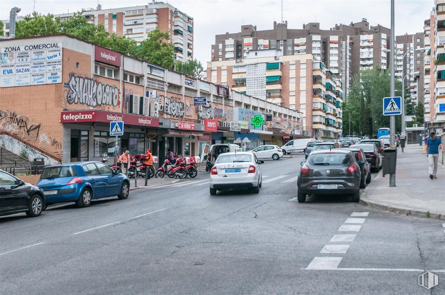 Retail for rent at Calle Sangenjo, 16, Fuencarral - El Pardo, Madrid, 28034 with car, person, building, motorcycle, mode of transport, city, urban area, neighbourhood, town and metropolitan area around