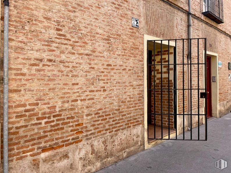 Local en alquiler en Calle Santiago, Alcalá de Henares, Madrid, 28801 con ventana, madera, ladrillo, superficie de la carretera, albañilería, edificio, rectángulo, puerta, suelos y muro de piedra alrededor