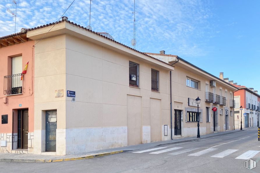 Retail for sale at Calle Constitución, 1, Villarejo de Salvanés, Madrid, 28590 with building, door, sky, window, wood, residential area, facade, real estate, tree and city around