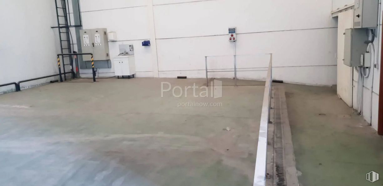 Industrial for sale at Calle Isaac Peral, Valdemoro, Madrid, 28341 with ladder, property, flooring, floor, wood, composite material, gas, fixture, hardwood and concrete around