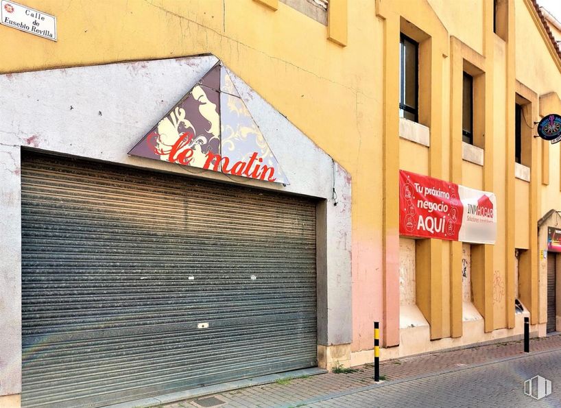 Retail for sale at Calle Eusebio Revilla, Arévalo, Ávila, 05200 with window, window blind, building, yellow, font, facade, house, road surface, wood and road around