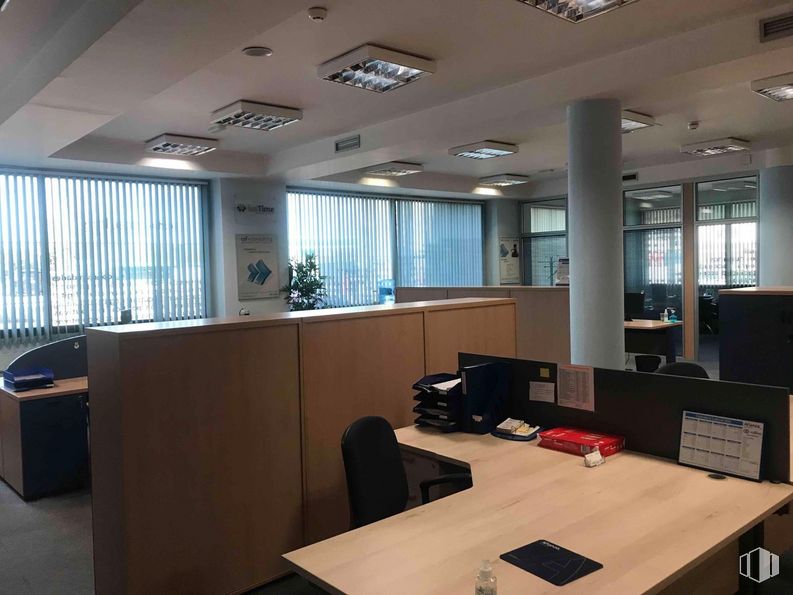 Oficina en alquiler y venta en Zona empresarial, Coslada, Madrid, 28820 con mesa, ebanistería, ventana, edificio, planta, alumbrado, interiorismo, silla, suelo y suelos alrededor