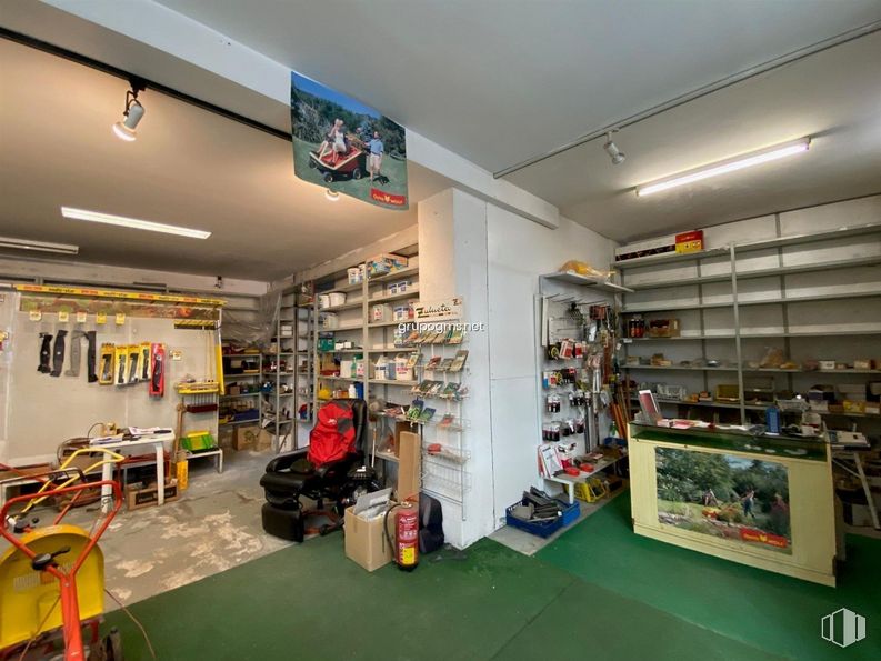 Retail for sale at Zona San Millán, Segovia, 40002 with picture frame, luggage & bags, shelf, shelving, interior design, bookcase, floor, retail, publication and flooring around