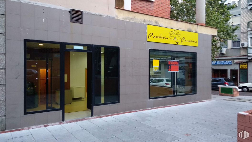 Local en alquiler y venta en Calle Canaleja, 1, Alcorcón, Madrid, 28921 con edificio, accesorio, fachada, puerta, ventana, árbol, gas, material compuesto, puerta mosquitera y rueda alrededor