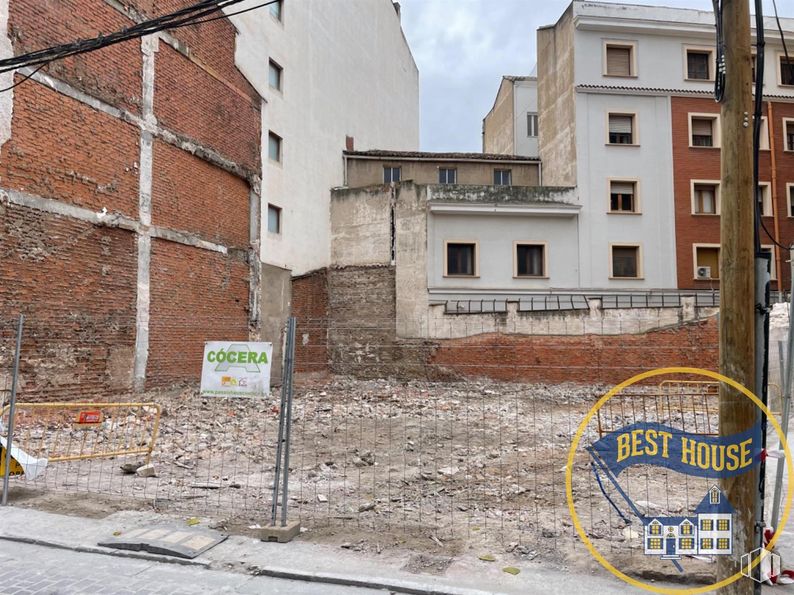 Land for sale at Zona centro, Cuenca, 16001 with building, window, land lot, urban design, sky, residential area, brick, facade, city and road surface around