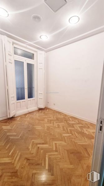 Oficina en alquiler en Zona Huertas - Cortes, Centro, Madrid, 28014 con puerta, accesorio, madera, suelos, interiorismo, suelo, tinte para madera, edificio, suelo laminado y pintura alrededor