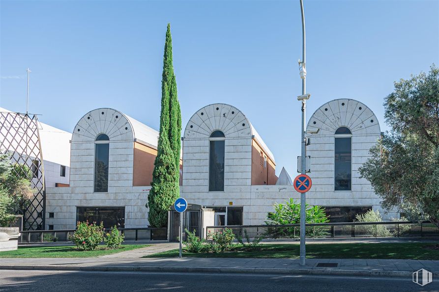 Retail for sale at Paseo Joaquín Ruiz Giménez, Torrelodones, Madrid, 28250 with window, plant, sky, tree, facade, arch, city, public utility, building and church around