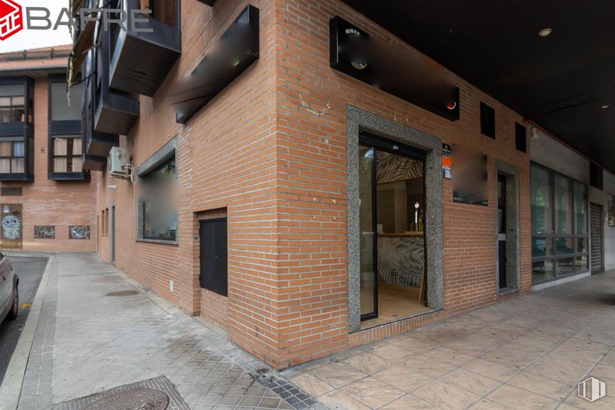 Retail for rent at Calle de Juan de Mariana, Arganzuela, Madrid, 28045 with car, window, door, wall, architecture, apartment, urban design, composite material, brick and brickwork around