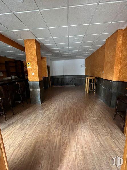 Retail for sale at Calle Juan Ramón Jiménez, Móstoles, Madrid, 28932 with furniture, hall, wood, floor, flooring, hardwood, wood stain, varnish, plank and ceiling around