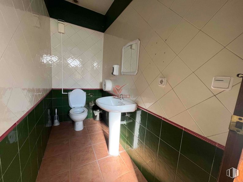 Retail for sale at Avenida Huerta Abajo, San Lorenzo de la Parrilla, Cuenca, 16770 with sink, toilet, plumbing fixture, bathroom, interior design, floor, flooring, wall, composite material and plumbing around