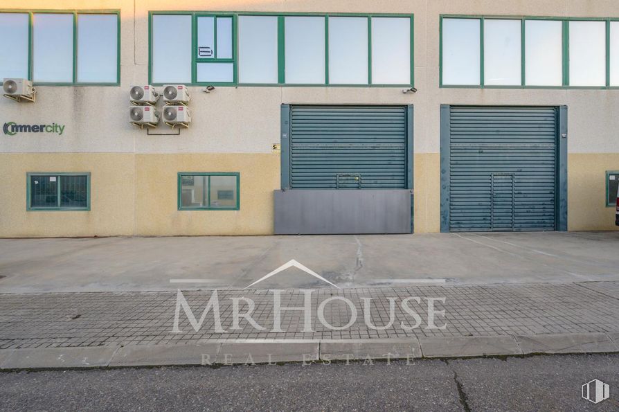 Industrial for sale at Calle Costa del Sol, Yuncos, Toledo, 45210 with window, building, concrete and garage door around