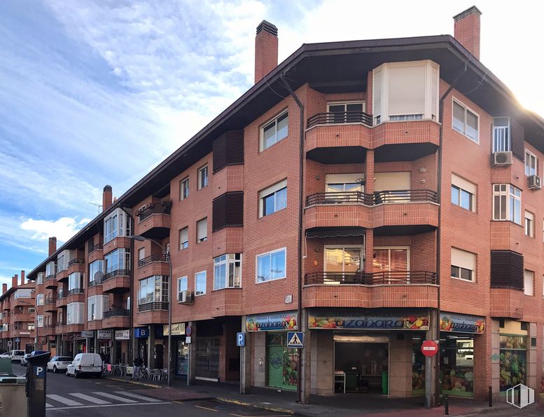 Local en venta en Calle Río Guadarrama, 10, Collado Villalba, Madrid, 28400 con edificio, nube, cielo, propiedad, ventana, diseño urbano, condominio, barrio, coche y zona residencial alrededor