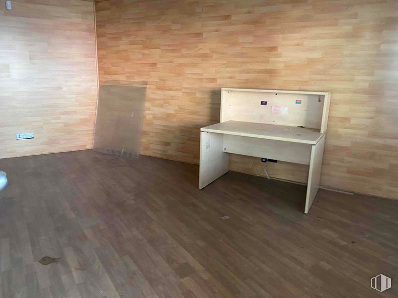 Industrial for sale & for rent at Zona empresarial, Fuenlabrada, Madrid, 28942 with desk, table, flooring, floor, wall, wood flooring, wood, interior design, laminate flooring and furniture around