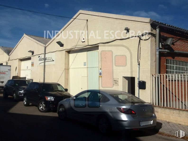 Nave en venta en Calle Montes Universales, Arganda del Rey, Madrid, 28500 con coche, rueda, ventana, neumático, vehículo terrestre, edificio, vehículo, placa de matrícula del vehículo, cielo y iluminación automotriz alrededor