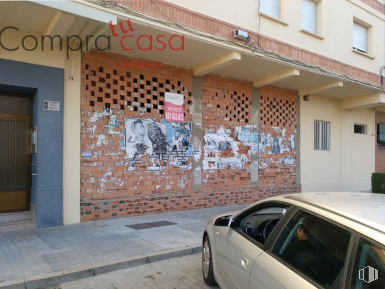 Retail for sale at Zona El Carmen, Segovia, 40004 with car, tire, land vehicle, property, vehicle, window, wheel, automotive design, motor vehicle and architecture around