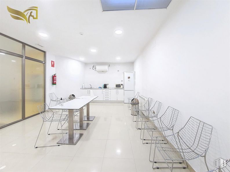 Office for sale at Calle Vega, Torrijos, Toledo, 45500 with chair, table, furniture, building, interior design, wall, hall, flooring, fixture and space around