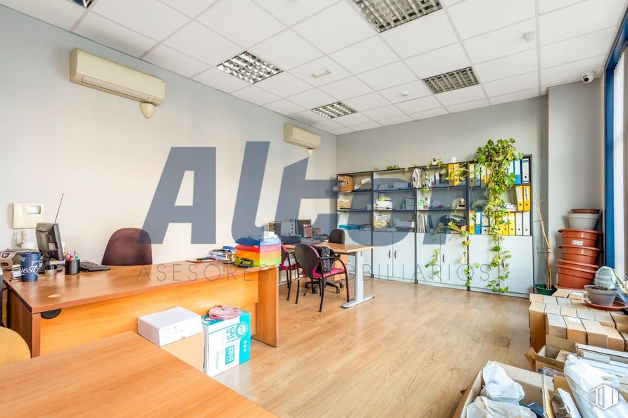 Oficina en venta en Calle Arroyo Bueno, Villaverde, Madrid, 28021 con mesa, escritorio, silla, caja, mesa, mueble, madera, suelo, suelos y inmobiliario alrededor