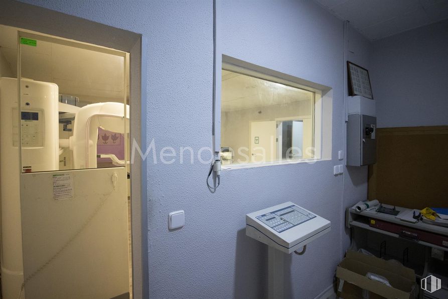 Retail for sale at Avenida Constitución, Móstoles, Madrid, 28931 with mirror, ceiling, room, medical, hospital, clinic, cleanliness, light fixture and aluminium around