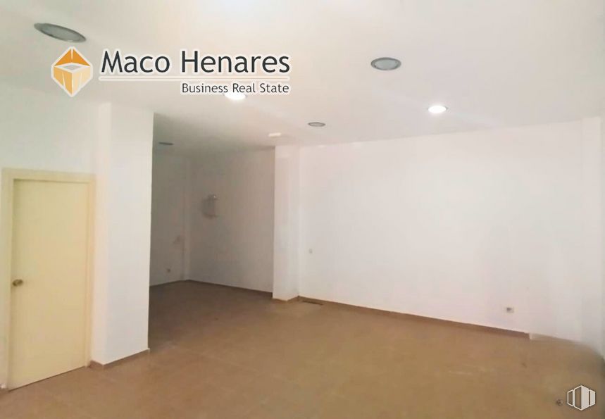 Retail for rent at Calle Chile, 7, Torrejón de Ardoz, Madrid, 28850 with door, fixture, wood, flooring, paint, ceiling, hall, composite material, room and daylighting around