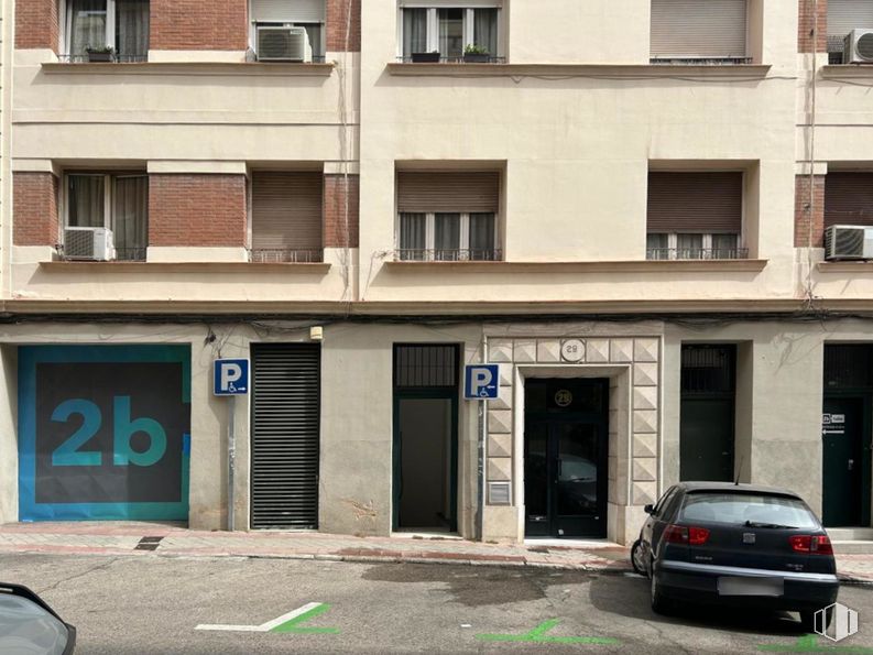 Local en venta en Calle Londres, Salamanca, Madrid, 28028 con coche, ventana, puerta, edificio, propiedad, vehículo, luz de estacionamiento, luces traseras y de freno, zona residencial y exterior del automóvil alrededor