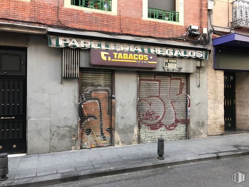 Retail for sale at Avenida Monte Igueldo, 77, Puente de Vallecas, Madrid, 28053 with door, window, building, fixture, architecture, brick, brickwork, neighbourhood, road surface and font around