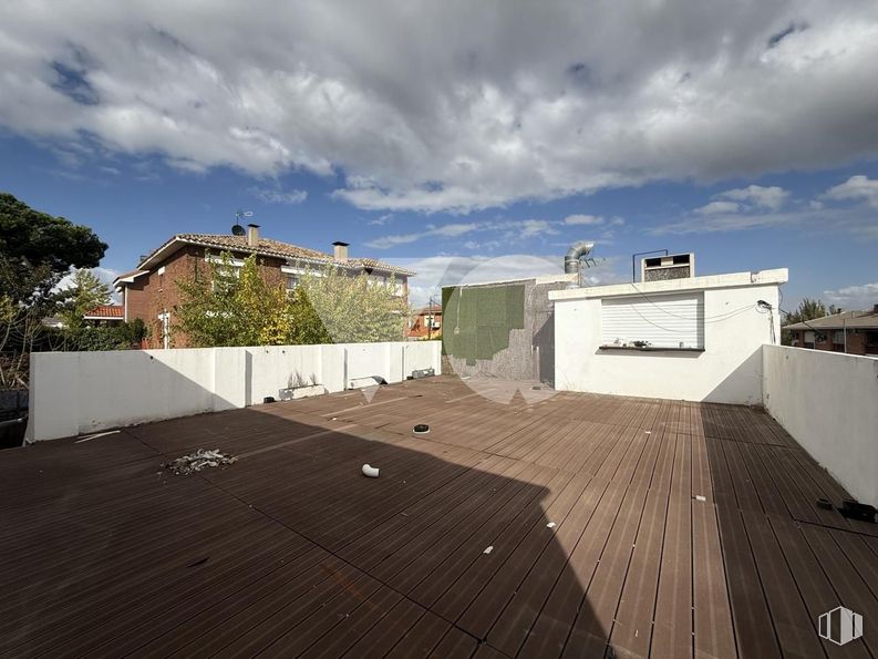 Retail for sale at Avenida Juan Pablo II, Pozuelo de Alarcón, Madrid, 28224 with building, slope, hardwood, wood flooring, shade, deck, plank, wood stain, balcony and courtyard around