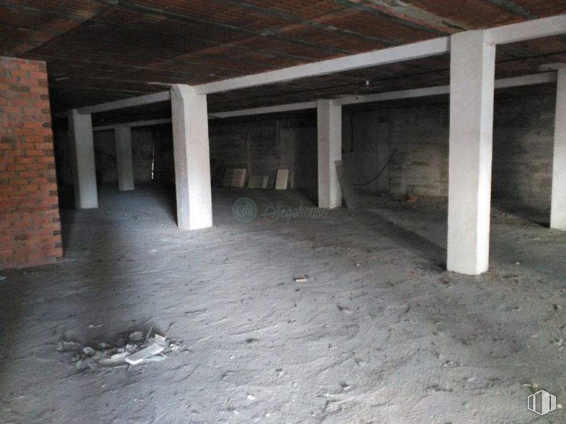 Retail for rent at Calle Roble, Segovia, 40002 with floor, flooring, building material, composite material, ceiling, concrete, wood, event, hall and darkness around