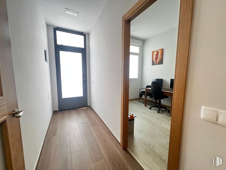 Local en venta en Zona El val, Alcalá de Henares, Madrid, 28804 con puerta, silla, edificio, ventana, accesorio, madera, interiorismo, casa, suelo y hall alrededor