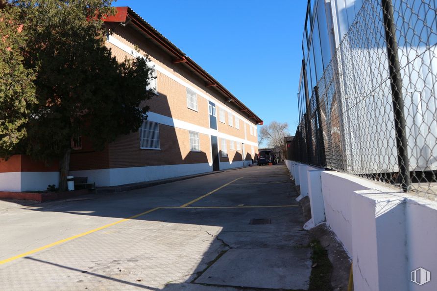 Oficina en alquiler en Calle Urano, 21, Móstoles, Madrid, 28936 con casa, ventana, edificio, tiempo de día, propiedad, cielo, árbol, superficie de la carretera, asfalto, vecindario y diseño urbano alrededor