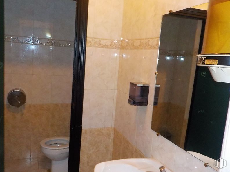 Retail for sale at Calle Postigo, Alcalá de Henares, Madrid, 28802 with toilet, brown, plumbing fixture, property, bathroom, wood, fixture, interior design, sink and architecture around