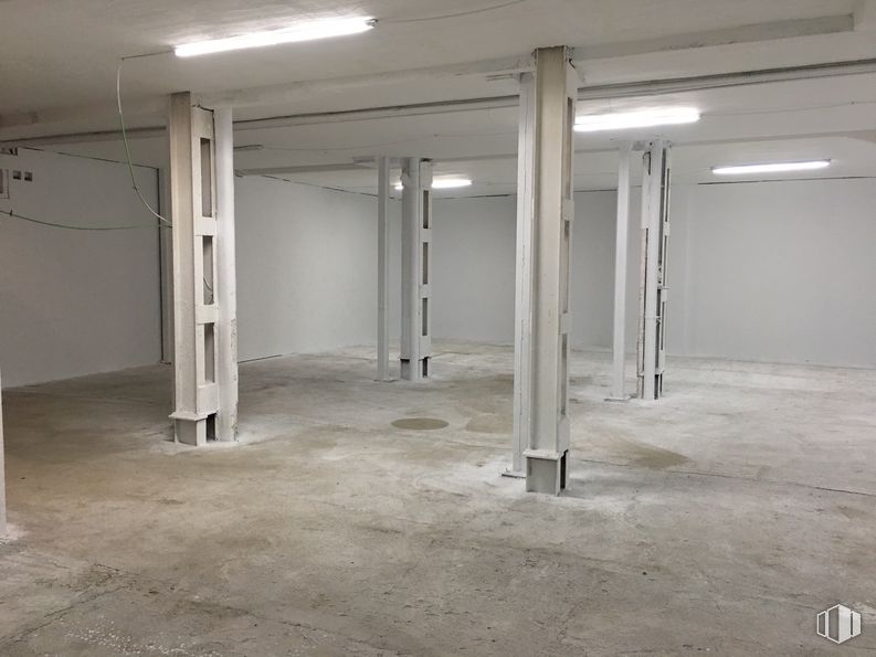 Local en alquiler y venta en Calle Julián Romea, 3, Chamberí, Madrid, 28003 con accesorio, piso, suelo, material compuesto, techo, hormigón, vidrio, espacio, material de construcción y aluminio alrededor