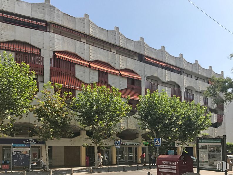 Retail for rent at Plaza de España, 12, Leganés, Madrid, 28911 with building, sky, plant, architecture, urban design, neighbourhood, tree, residential area, window and house around