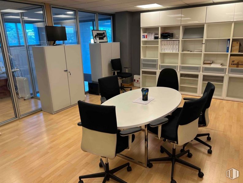 Oficina en alquiler en Zona empresarial Alcobendas, Alcobendas, Madrid, 28108 con silla, estantería, mesa, puerta, mueble, mesa de cocina y comedor, televisión, silla de oficina, estante y edificio alrededor