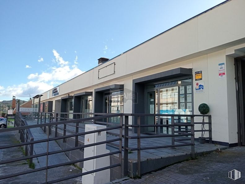 Local en venta en Zona La Navata, Galapagar, Madrid, 28260 con material compuesto, sombra, acero y aluminio alrededor