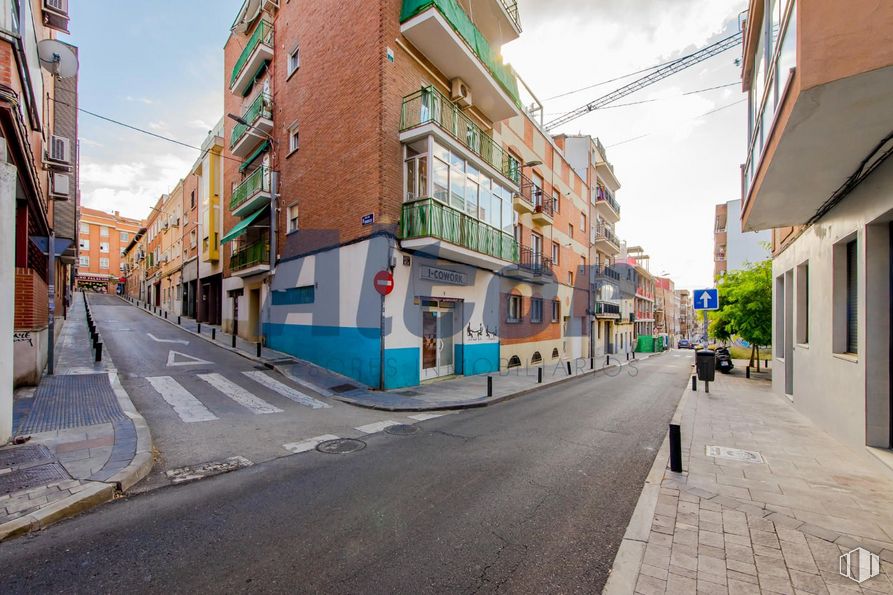 Local en venta en Calle Veza, 7, Tetuán, Madrid, 28029 con edificio, durante el día, ventana, cielo, nube, infraestructura, superficie de la carretera, casa, asfalto y diseño urbano alrededor