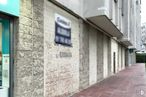 Retail for rent at Calle Nanclares Oca, San Blas - Canillejas, Madrid, 28022 with building, road surface, window, wood, road, sidewalk, residential area, real estate, facade and brickwork around