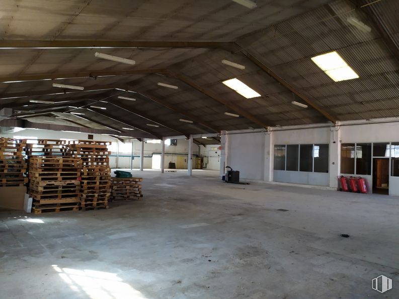 Industrial for sale at Calle Vega, 11, Morata de Tajuña, Madrid, 28530 with lighting, hall, floor, wood, beam, flooring, composite material, engineering, gas and fixture around