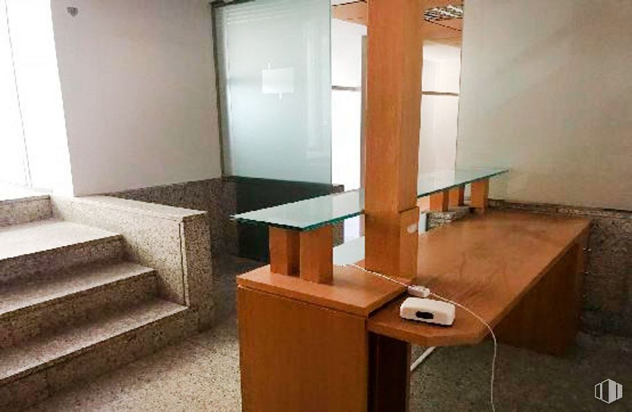 Retail for sale at Calle Alcalá Galiano, 3, Chamberí, Madrid, 28010 with couch, desk, furniture, table, wood, interior design, floor, flooring, material property and hardwood around