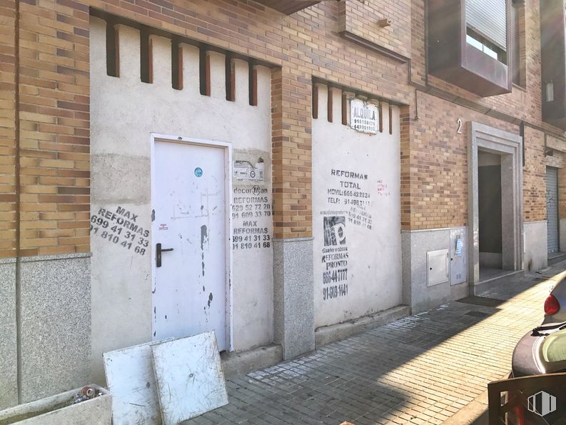 Retail for rent at Plaza Tejera, 2, Villanueva de la Cañada, Madrid, 28691 with door, property, window, building, road surface, neighbourhood, handwriting, wall, brick and road around