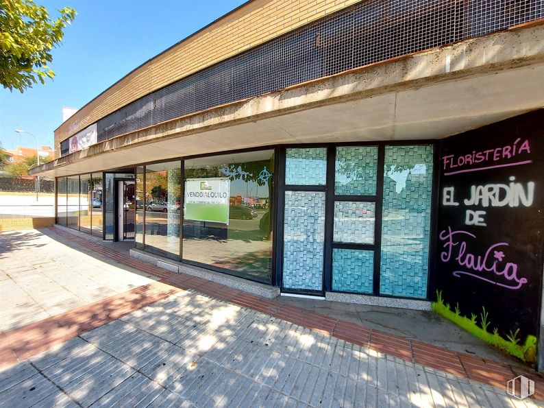 Local en alquiler y venta en Calle Móstoles, 78, Fuenlabrada, Madrid, 28942 con propiedad, planta, edificio, cielo, sombra, árbol, casa, inmobiliario, ventana y fachada alrededor