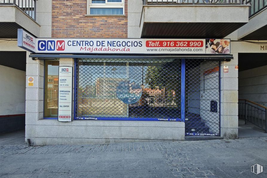 Retail for rent at Calle Mieses, 5, Majadahonda, Madrid, 28220 with window, fixture, font, gas, facade, city, composite material, building, signage and street around