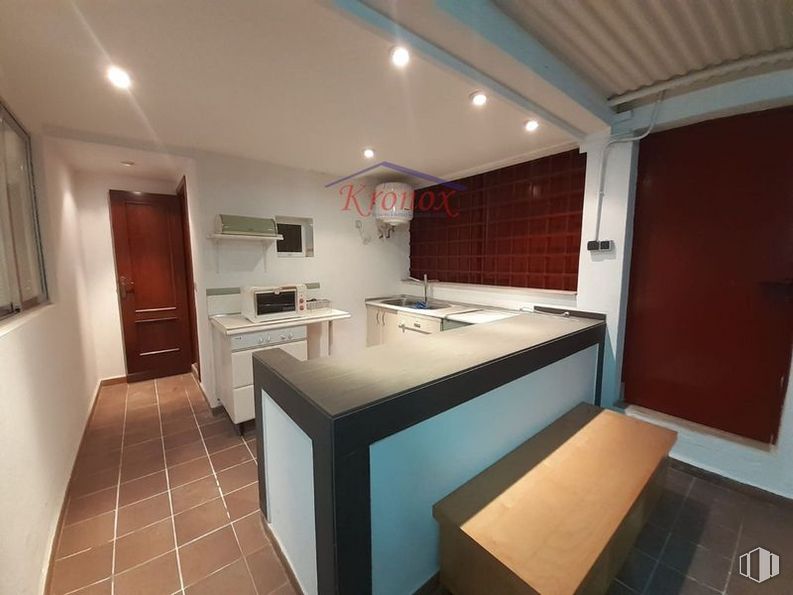 Nave en venta en Camino Pozuelo, Villa de Vallecas, Madrid, 28031 con puerta, encimera, mueble, mesa, madera, edificio, suelo, diseño de interiores, silla y piso alrededor