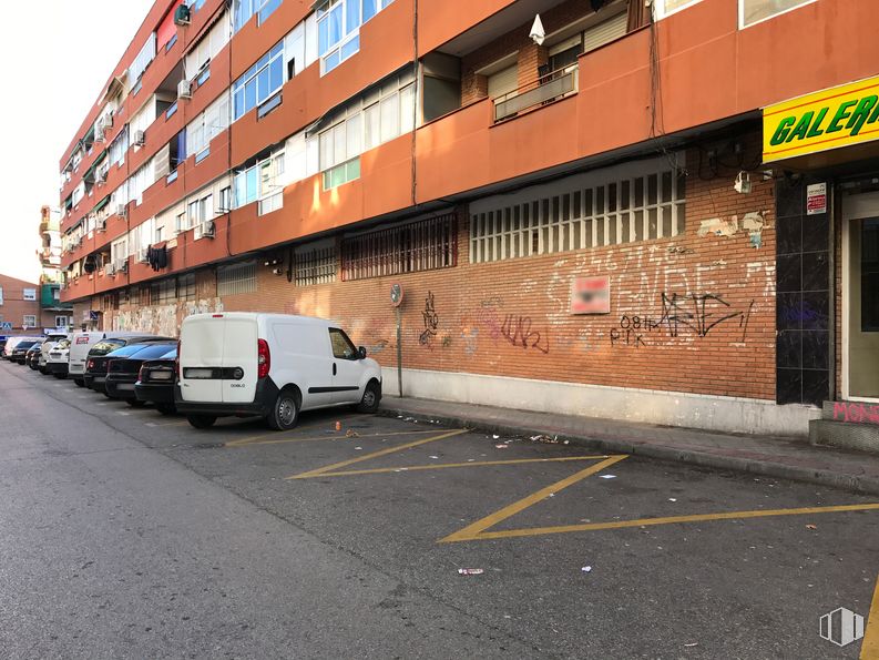 Local en alquiler y venta en Calle Leganés, 29, Fuenlabrada, Madrid, 28945 con camioneta, edificio, neumático, luz de estacionamiento automotriz, coche, propiedad, ventana, rueda, iluminación automotriz y vehículo alrededor