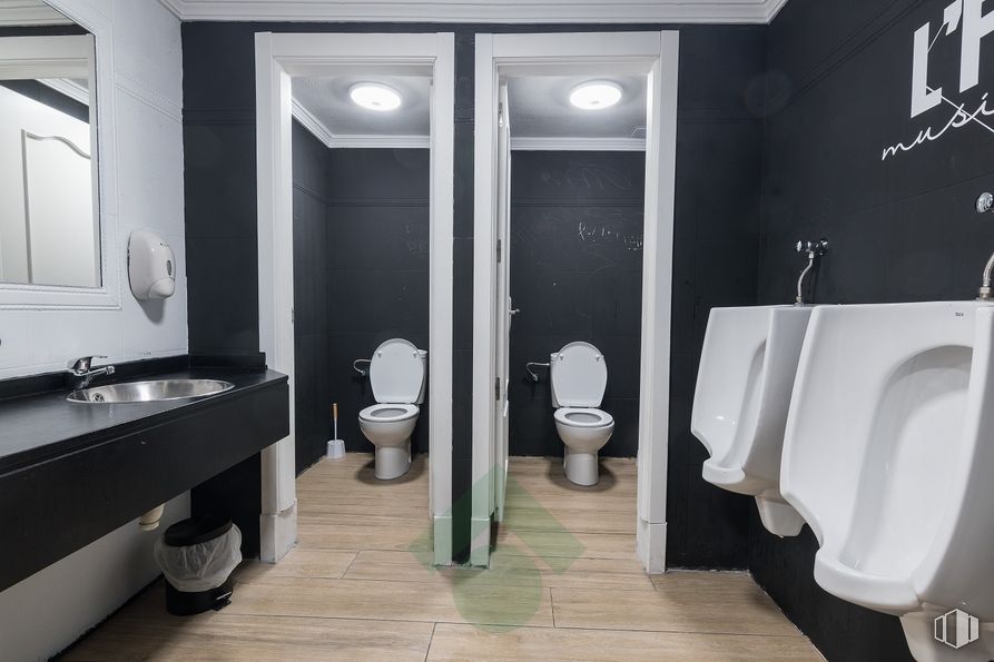 Retail for rent at Calle Bélgica, Fuenlabrada, Madrid, 28943 with toilet, mirror, plumbing fixture, property, photograph, sink, white, tap, black and bathroom around