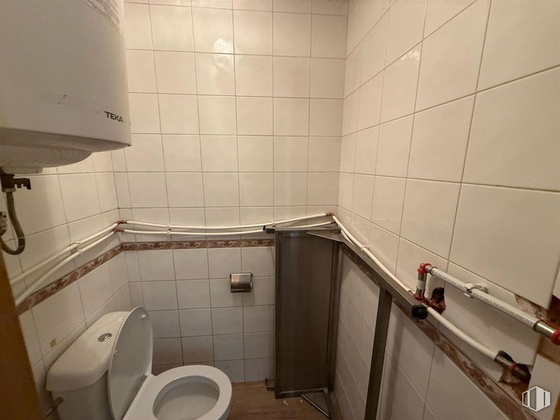 Retail for sale at Calle Radio, Carabanchel, Madrid, 28019 with toilet, flooring, floor, toilet seat, plumbing fixture, plumbing, bathroom, tile, room and tile flooring around