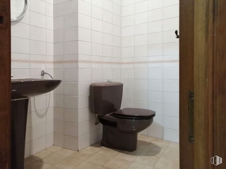 Oficina en alquiler en Zona Centro, Ávila, 05001 con inodoro, fregadero, propiedad, arreglo de tubería, baño, accesorio, púrpura, líquido, asiento del baño, diseño de interiores y suelo alrededor