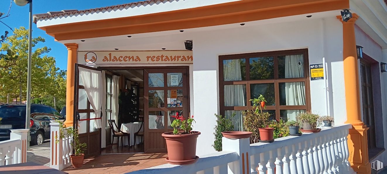 Retail for sale at Calle Amapola, Tres Cantos, Madrid, 28760 with car, flowerpot, window, houseplant, plant, property, building, flower, door and architecture around