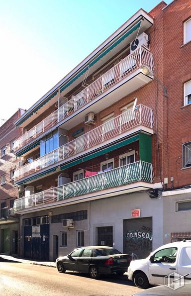 Retail for sale at Calle Eduardo Requenas, 12, Puente de Vallecas, Madrid, 28018 with car, building, tire, wheel, sky, vehicle, window, automotive parking light, architecture and urban design around