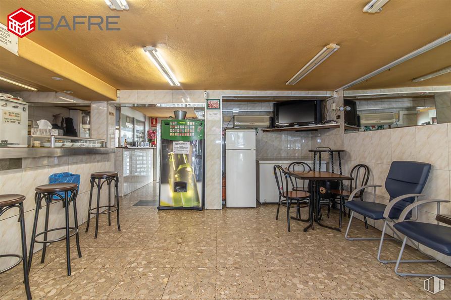 Retail for sale at Calle Ebanistería, San Blas - Canillejas, Madrid, 28037 with chair, stool, table, refrigerator, lighting, kitchen & dining room table, flooring, floor and ceiling around